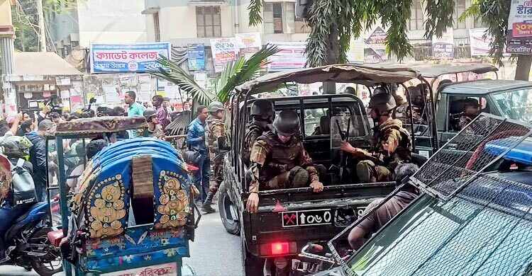 ইডেন কলেজের শিক্ষার্থীদের বাধায় ফিরে গেলো সেনাবাহিনীর গাড়ি