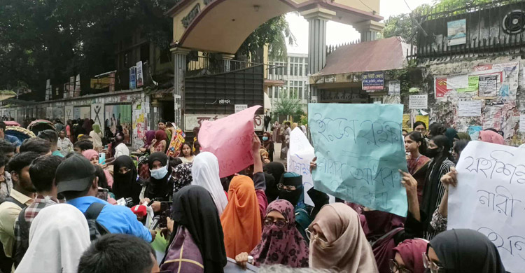স্নাতকে আসন না কমানোসহ ৪ দাবি ইডেন শিক্ষার্থীদের
