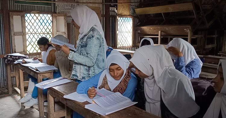 ‘আমাদের জায়গা হয়েছে স্টোর রুমের ভাঙা চেয়ার-টেবিলে’
