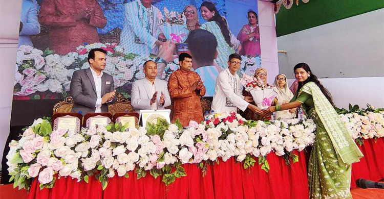 নবীন শিক্ষার্থীদের বরণ করলো মহিলা কলেজ চট্টগ্রাম