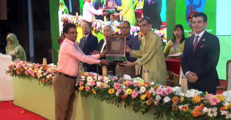 ‘গুণী শিক্ষক’ সম্মাননা পেলেন ১২ জন