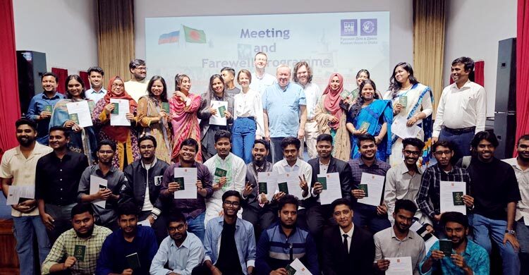 রাশিয়ার সরকারি বৃত্তিপ্রাপ্ত ৪০ শিক্ষার্থীর হাতে ভিসা হস্তান্তর