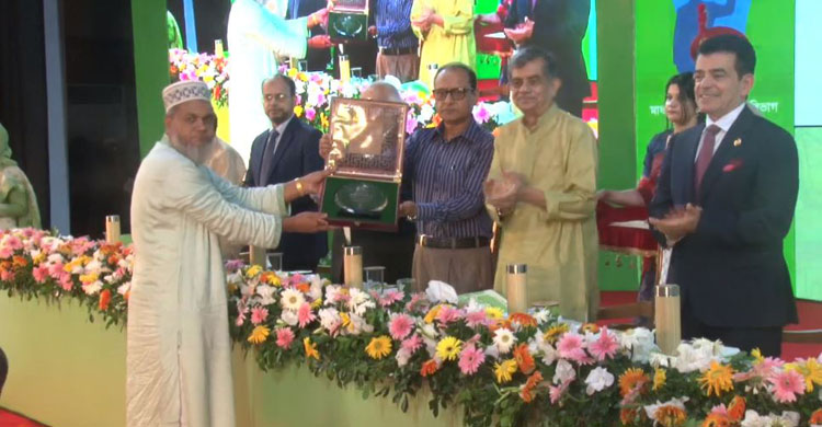 ‘গুণী শিক্ষক’ সম্মাননা পেলেন ১২ জন