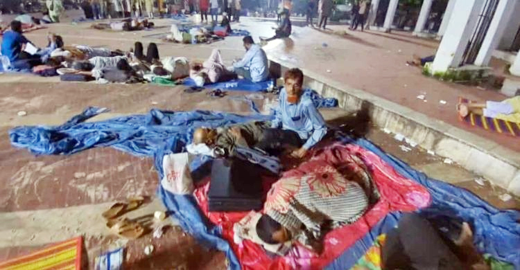 সারাদেশে এমপিওভুক্ত শিক্ষকদের কর্মবিরতি, শহীদ মিনারে অবস্থান