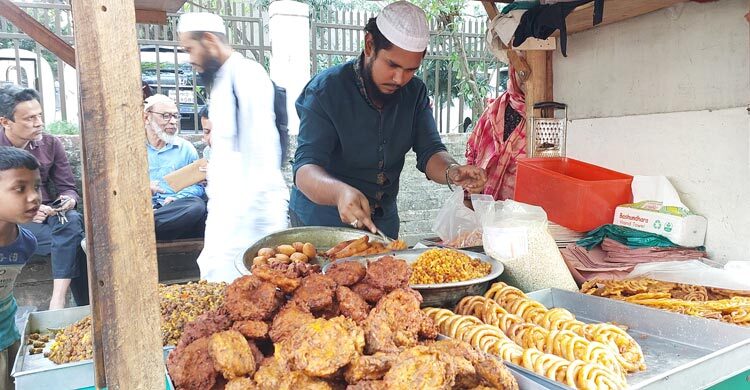জমজমাট ফুটপাতের ইফতার বাজার