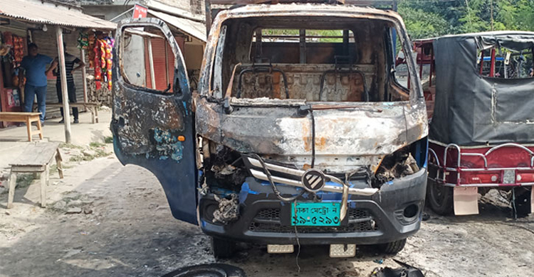 মালিকের ডিমভর্তি ট্রাকে আগুন দিয়ে ক্ষোভ মেটালেন কর্মচারী