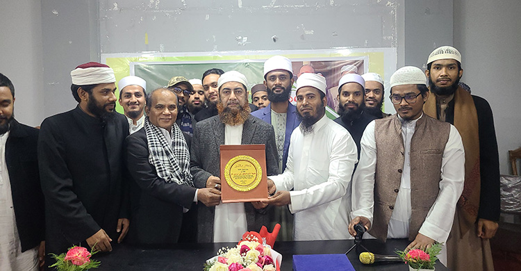 কায়রোতে মুফতি ওয়ালীয়ুর রহমানকে সংবর্ধনা