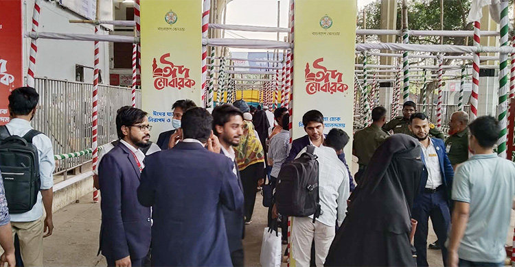 ট্রেনে ঈদযাত্রা: ভোগান্তি এড়াতে আগেই বাড়ি ফিরছেন অনেকে