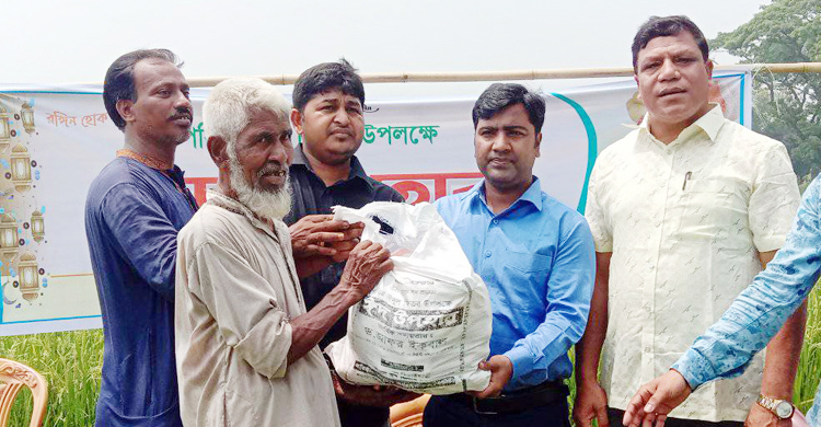 ৪০০ ছিন্নমূল পরিবারে পৌঁছালো ভয়েস অব ঝিনাইগাতীর ঈদ উপহার