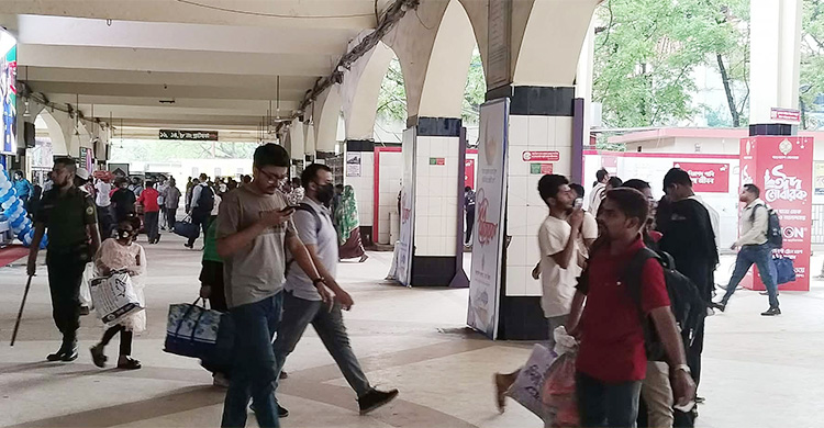 ট্রেনে ঈদযাত্রা: ভোগান্তি এড়াতে আগেই বাড়ি ফিরছেন অনেকে