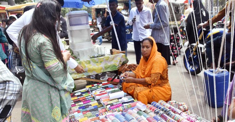 উদযাপনে রঙিন আনন্দ দিন