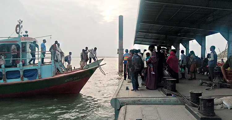 পাটুরিয়া ফেরি-লঞ্চঘাটে বেড়েছে যাত্রীর চাপ