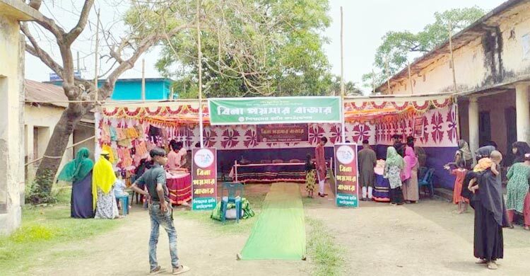 বিনা পয়সার বাজারে গিয়ে নিজের পছন্দের জামা কিনলো দুইশ শিশু