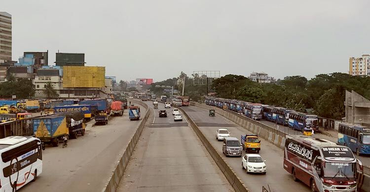 ঢাকা-চট্টগ্রাম মহাসড়কে যানচলাচল স্বাভাবিক, নেই যাত্রীর চাপ