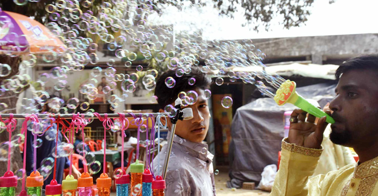 উদযাপনে রঙিন আনন্দ দিন