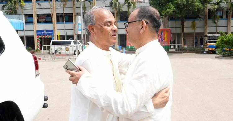 উদযাপনে রঙিন আনন্দ দিন