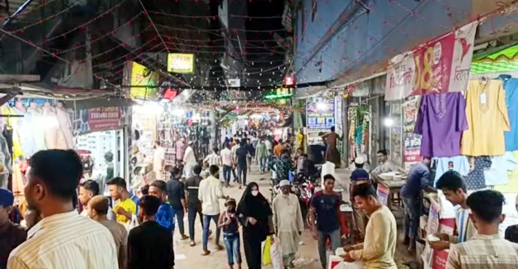 কক্সবাজারের বিপণিবিতানে উপচেপড়া ভিড়