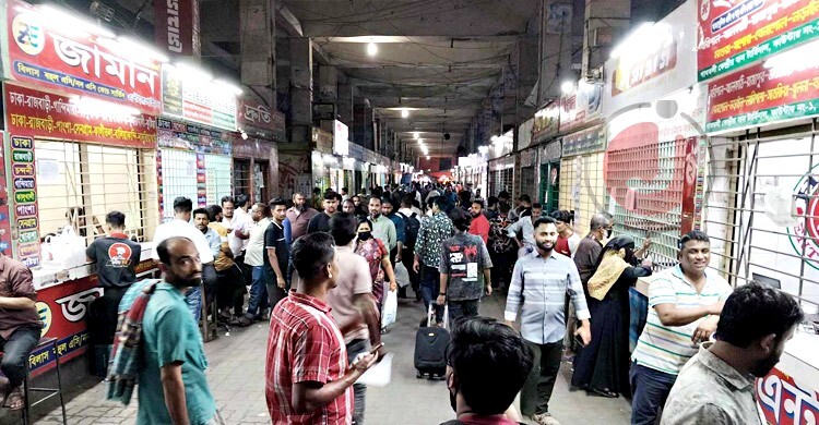 সন্ধ্যার পর দূরপাল্লার বাসে চাপ বেড়েছে, কাউন্টারে ভিড়