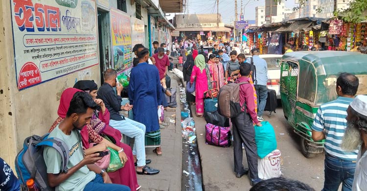 কাঙ্ক্ষিত যাত্রী না পেলেও ভিড় বেড়েছে গাবতলীতে