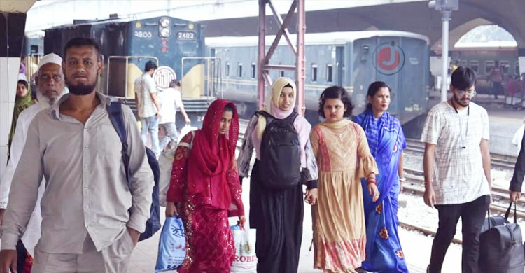 ছুটি কাটিয়ে ছুটির দিনে ঢাকায় ফিরছে মানুষ, কমলাপুরে উপচেপড়া ভিড়