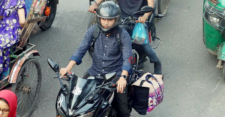 ঝুঁকি জেনেও মোটরসাইকেলে ২০ লাখ পরিবারের ঈদযাত্রা