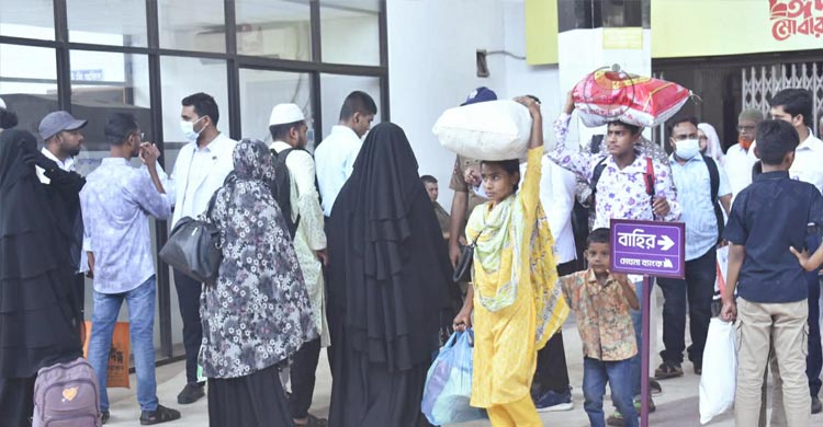 ছুটি কাটিয়ে ছুটির দিনে ঢাকায় ফিরছে মানুষ, কমলাপুরে উপচেপড়া ভিড়