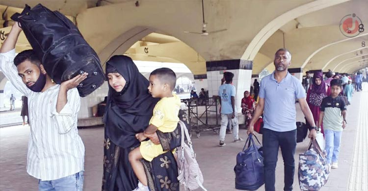 ছুটি কাটিয়ে ছুটির দিনে ঢাকায় ফিরছে মানুষ, কমলাপুরে উপচেপড়া ভিড়