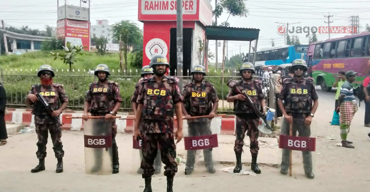 পশুর হাটে অর্থ লেনদেন নিরাপত্তায় থাকবে স্কট টিম ডিএমপির ৩২ হাজার পুলিশ সদস্যের মধ্যে ছুটি পাবেন ২০ শতাংশ গুরুত্বপূর্ণ স্থানে থাকবে র‍্যাবের চেকপোস্ট প্রস্তুত থাকবে ডগ স্কোয়াড, বোম্ব ডিসপোজাল টিম তিন টোল প্লাজায় বিজিবি মোতায়েন