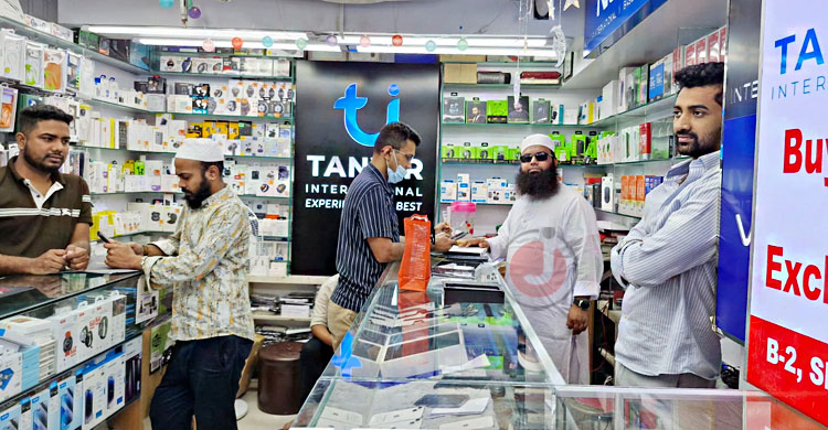  ঈদে পোশাক-কসমেটিক্স-জুতা বিক্রিতে প্রবৃদ্ধি, মোবাইল বিক্রিতে খরা