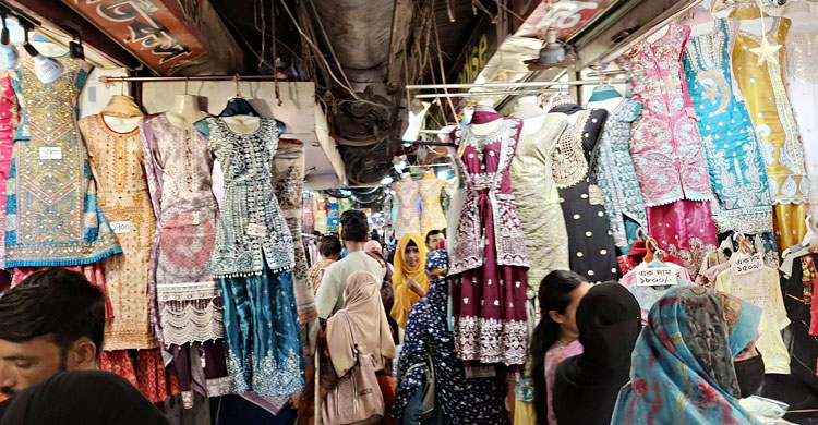 ঈদে পোশাক-কসমেটিক্স-জুতা বিক্রিতে প্রবৃদ্ধি, মোবাইল বিক্রিতে খরা