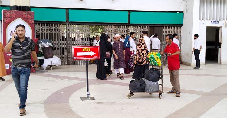 স্বস্তিতে ঢাকায় ফিরছেন কর্মজীবী মানুষ, চাপ বেড়েছে কমলাপুরে