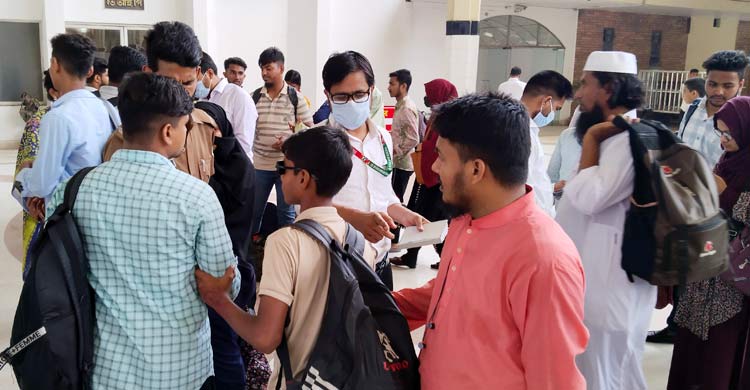 স্বস্তিতে ঢাকায় ফিরছেন কর্মজীবী মানুষ, চাপ বেড়েছে কমলাপুরে