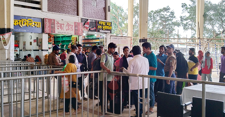 টিকিট-এনআইডি দেখিয়ে কমলাপুরে প্রবেশ করছেন যাত্রীরা