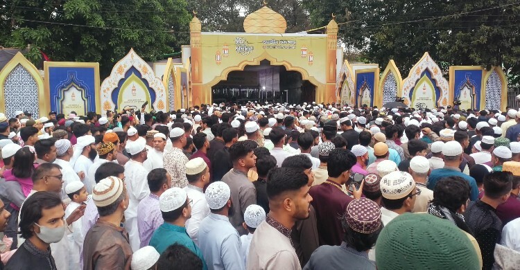 গুঁড়ি গুঁড়ি বৃষ্টি উপেক্ষা করে জাতীয় ঈদগাহে মুসল্লির ঢল