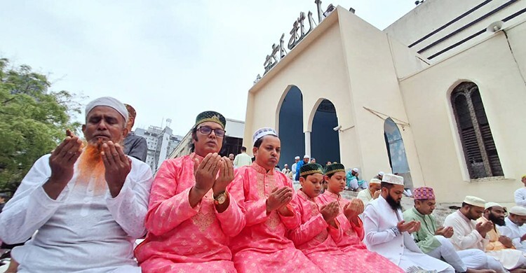 জাতীয় মসজিদ বায়তুল মোকাররমে ঈদের প্রথম জামাত অনুষ্ঠিত