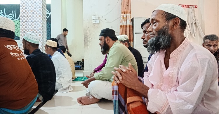 ঢাকায় অনুষ্ঠিত হচ্ছে ঈদের জামাত