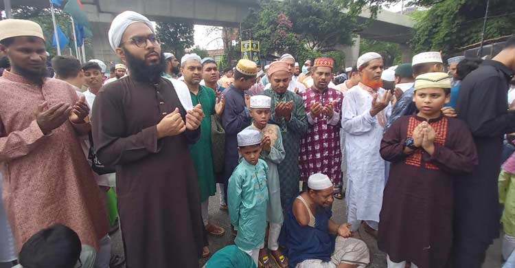 জাতীয় ঈদগাহ মাঠে মুসলিম বিশ্বের শান্তি কামনায় দোয়া