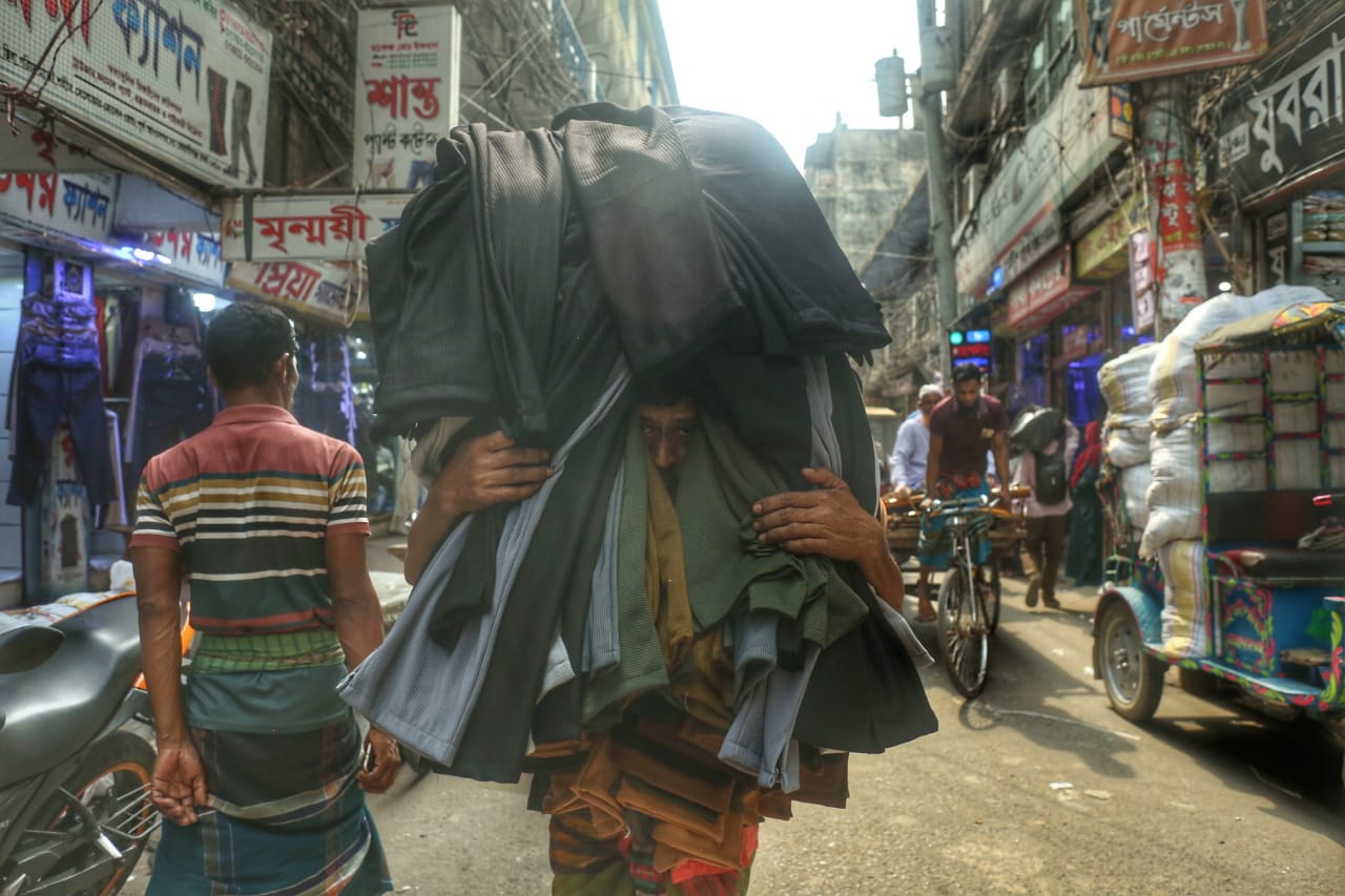 ঈদে জমজমাট পাইকারি বাজার, খুচরা ব্যবসায়ীদের যা জানা জরুরি