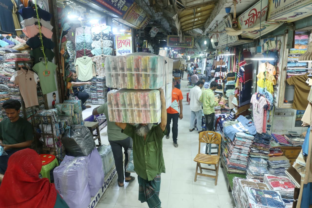 ঈদে জমজমাট পাইকারি বাজার, খুচরা ব্যবসায়ীদের যা জানা জরুরি