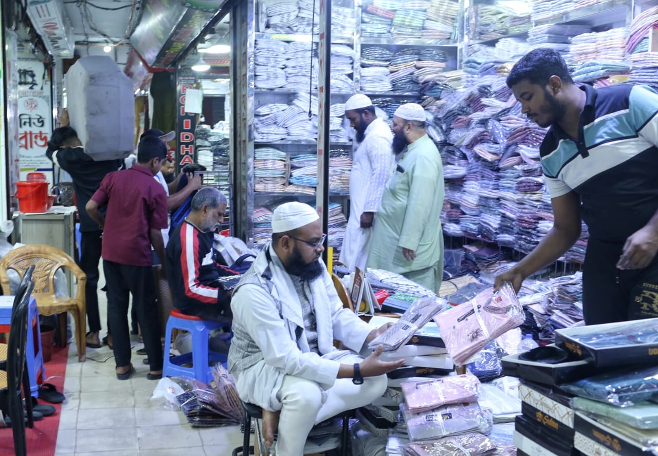 ঈদে জমজমাট পাইকারি বাজার, খুচরা ব্যবসায়ীদের যা জানা জরুরি