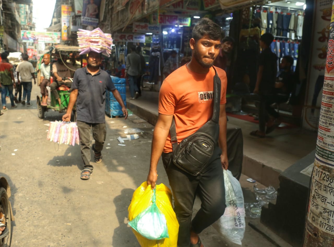 ঈদে জমজমাট পাইকারি বাজার, খুচরা ব্যবসায়ীদের যা জানা জরুরি