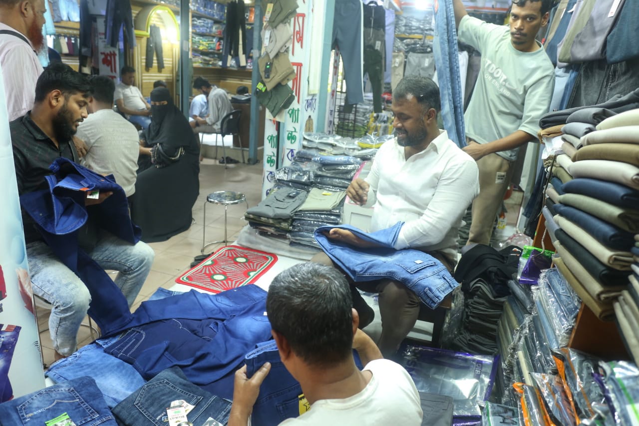 ঈদে জমজমাট পাইকারি বাজার, খুচরা ব্যবসায়ীদের যা জানা জরুরি