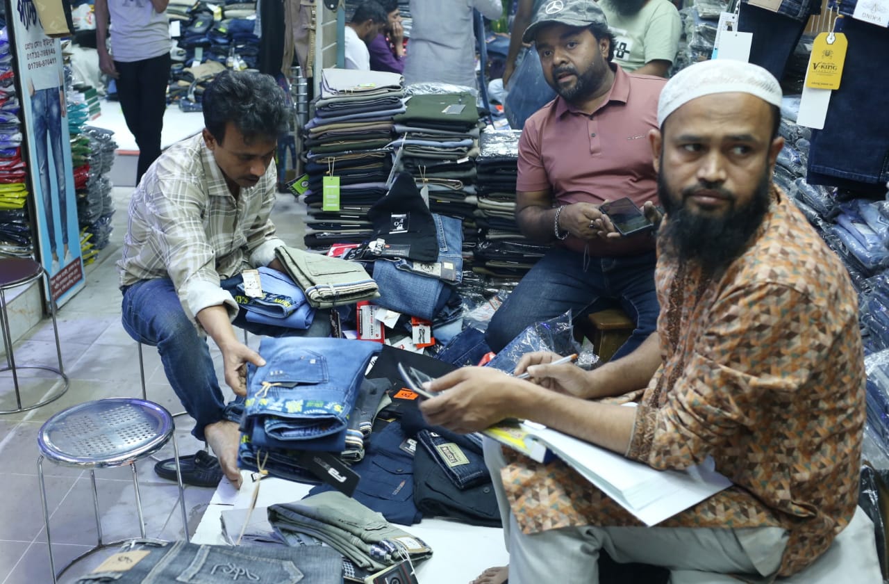 ঈদে জমজমাট পাইকারি বাজার, খুচরা ব্যবসায়ীদের যা জানা জরুরি