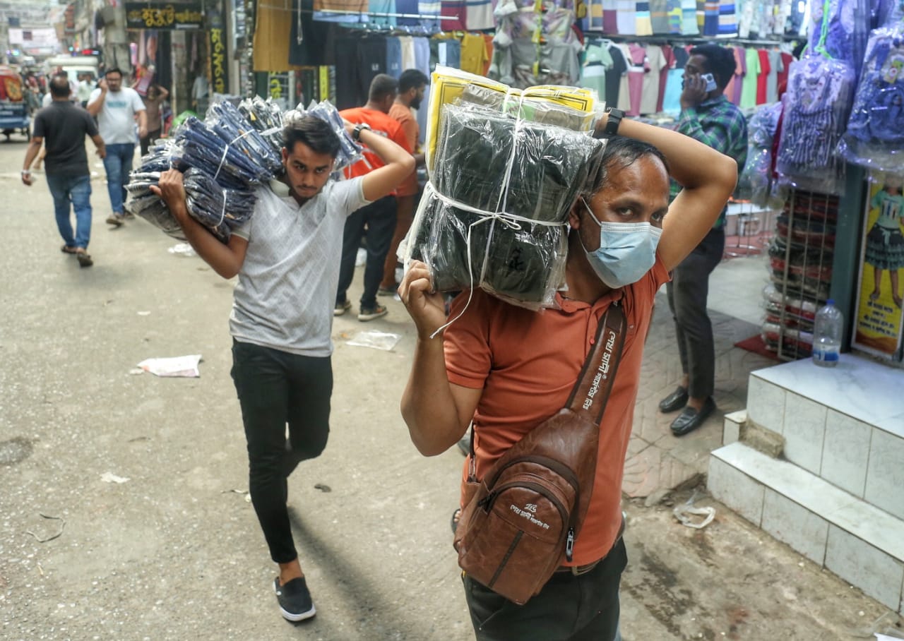 ঈদে জমজমাট পাইকারি বাজার, খুচরা ব্যবসায়ীদের যা জানা জরুরি