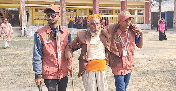 অন্যের কাঁধে ভর করে ভোট দিতে এলেন ৯০ বছরের মোজাফফর