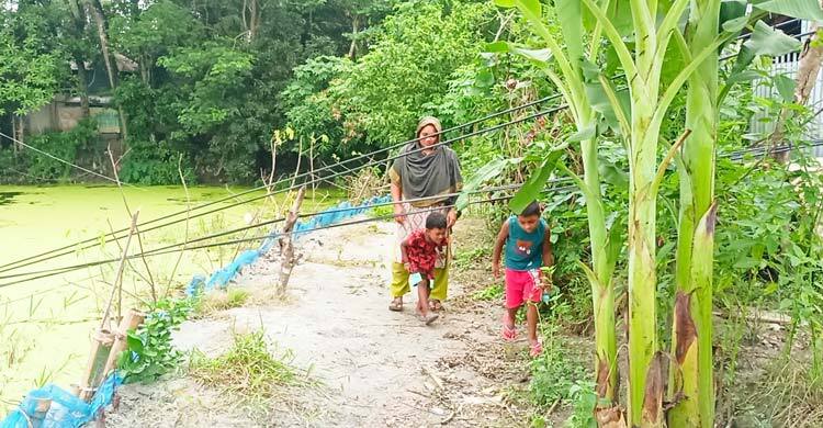 ২২০ ভোল্টের লাইনের নিচ দিয়ে যাতায়াত, ভ্রুক্ষেপ নেই কর্তৃপক্ষের