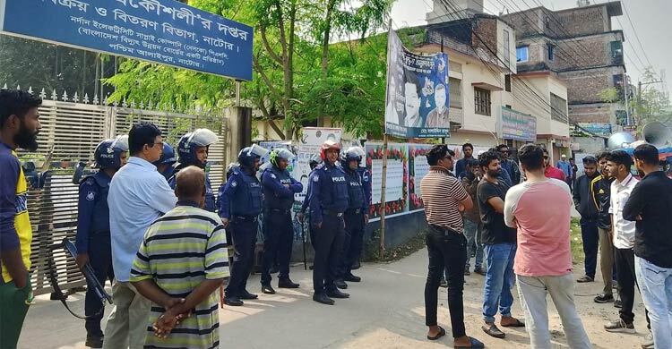 নাটোরে নেসকো অফিস ঘোরাও করলো ছাত্রজনতা