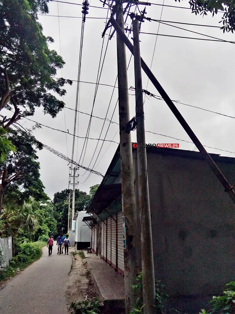 মাথার ওপর ‘মৃত্যু ফাঁদ’, ঝুঁকিতে কয়েকশ পরিবার