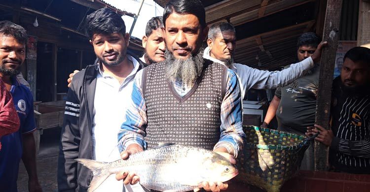 এক ইলিশ বিক্রি হলো ৮২০০ টাকায়