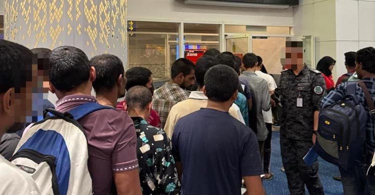 ৪৯ বাংলাদেশিকে ফেরত পাঠালো মালয়েশিয়া